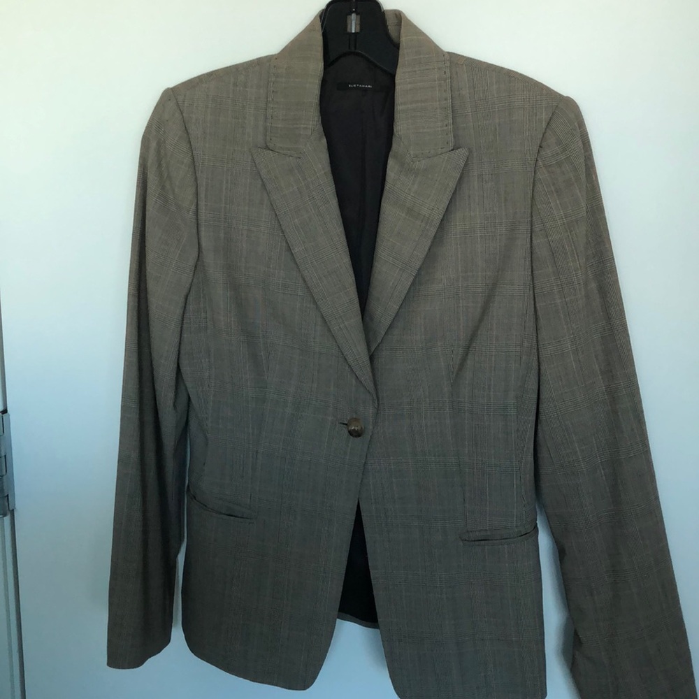 Single breasted, single button , tan blazer